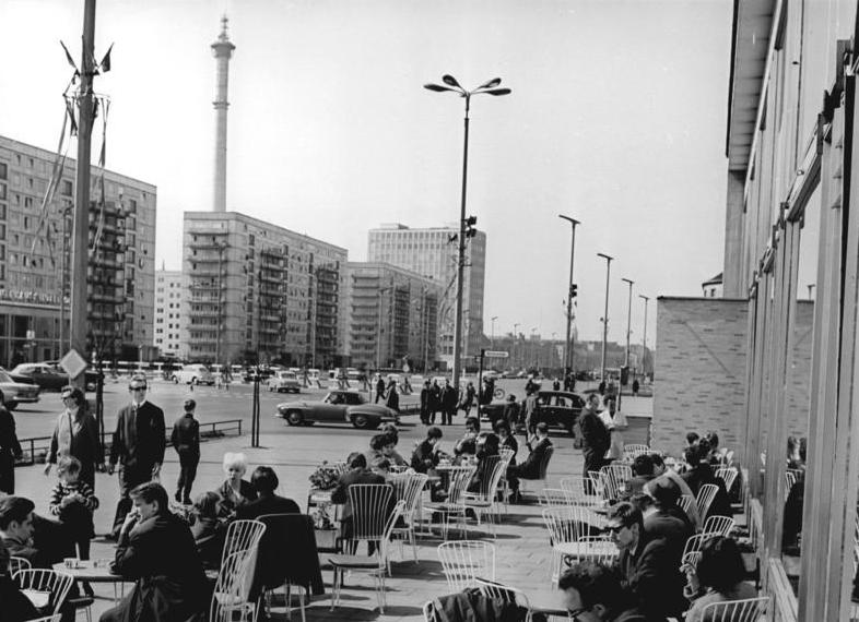 Berlin, Karl-Marx-Allee, Milchbar, Terrasse