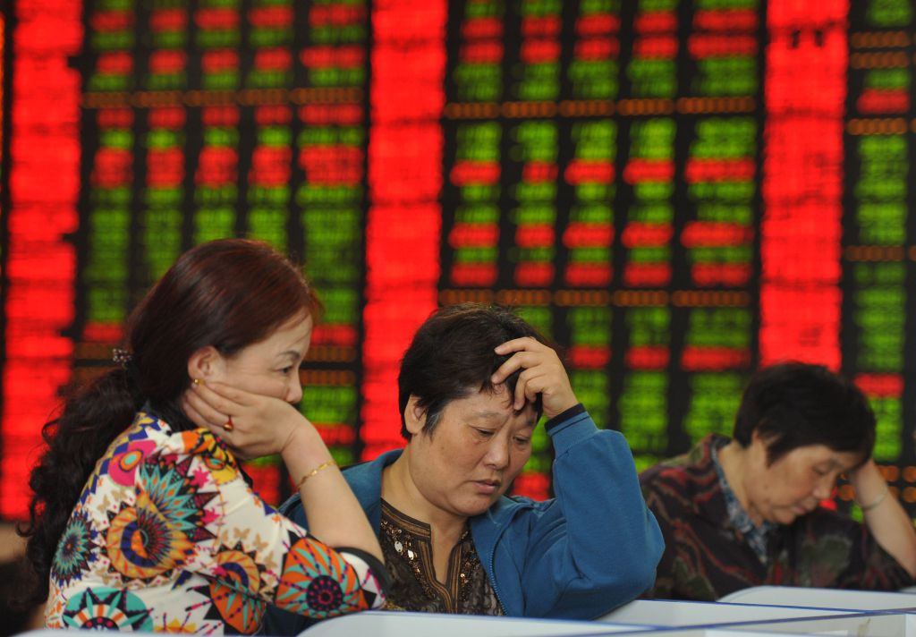 Investors check share prices in a stock firm in Fuyang, east China's Anhui province on June 29, 2015. Chinese shares plunged in morning trading on June 29, extending losses from the past two weeks despite a surprise interest rate cut at the weekend.    AFP PHOTO   CHINA OUT        (Photo credit should read STR/AFP/Getty Images)