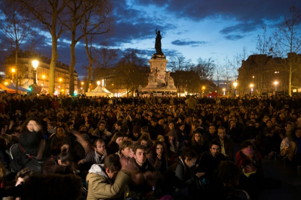 867255-rassemblement-pour-la-nuit-debout-place-de-la-republique-a-paris-le-10-avril-2016